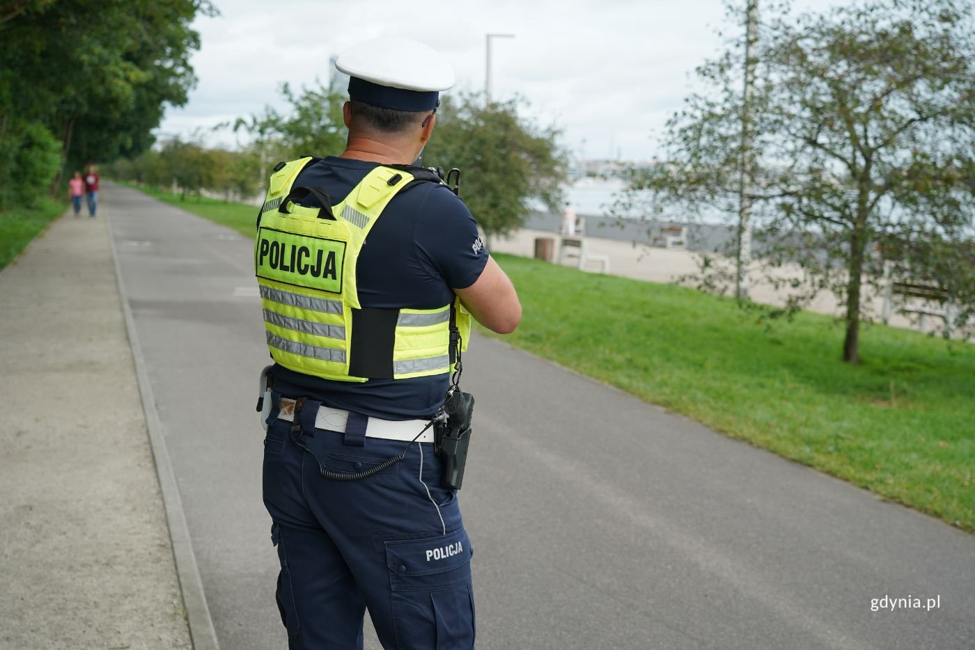 Policjant z Komendy Miejskiej Policji w Gdyni podczas akcji edukacyjno-prewencyjnej na bulwarze (fot. Magdalena Starnawska)