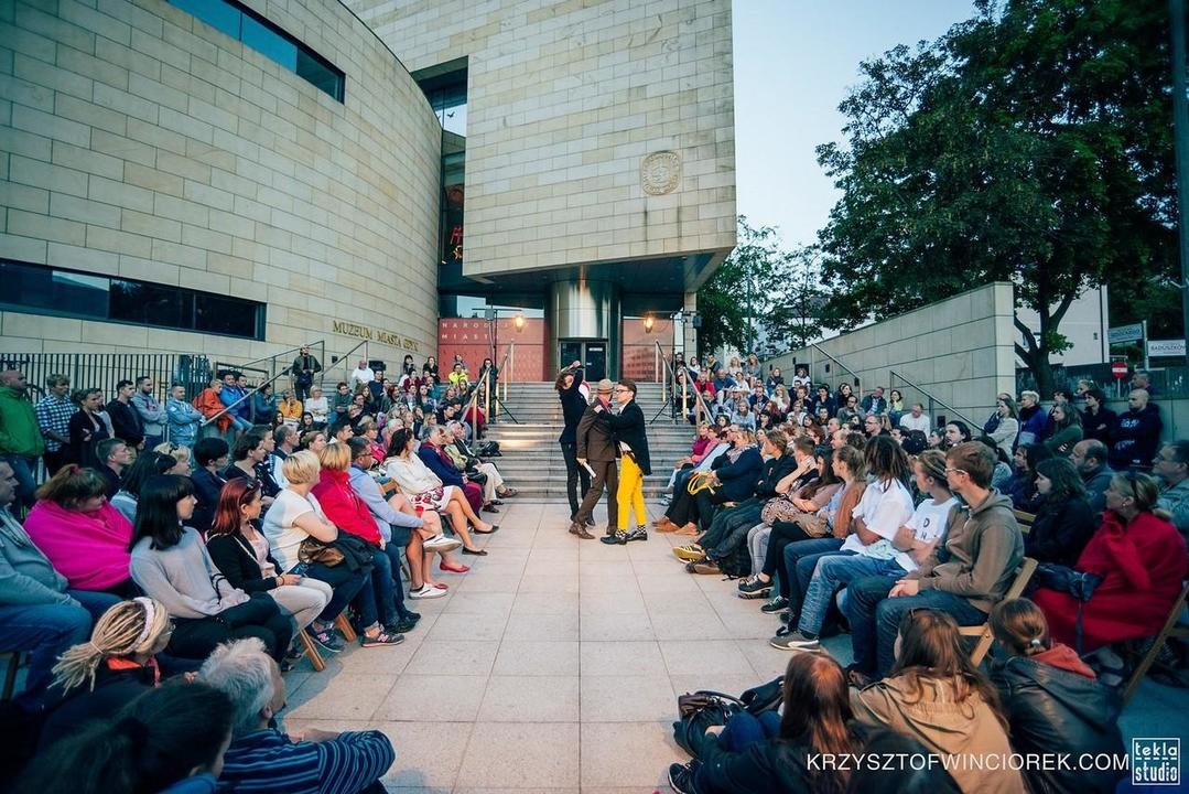 Sceną Festiwalu Pociąg do miasta w ubiegłych latach były m.in. schody do Muzeum Gdyni // fot. Krzysztof Winciorek 