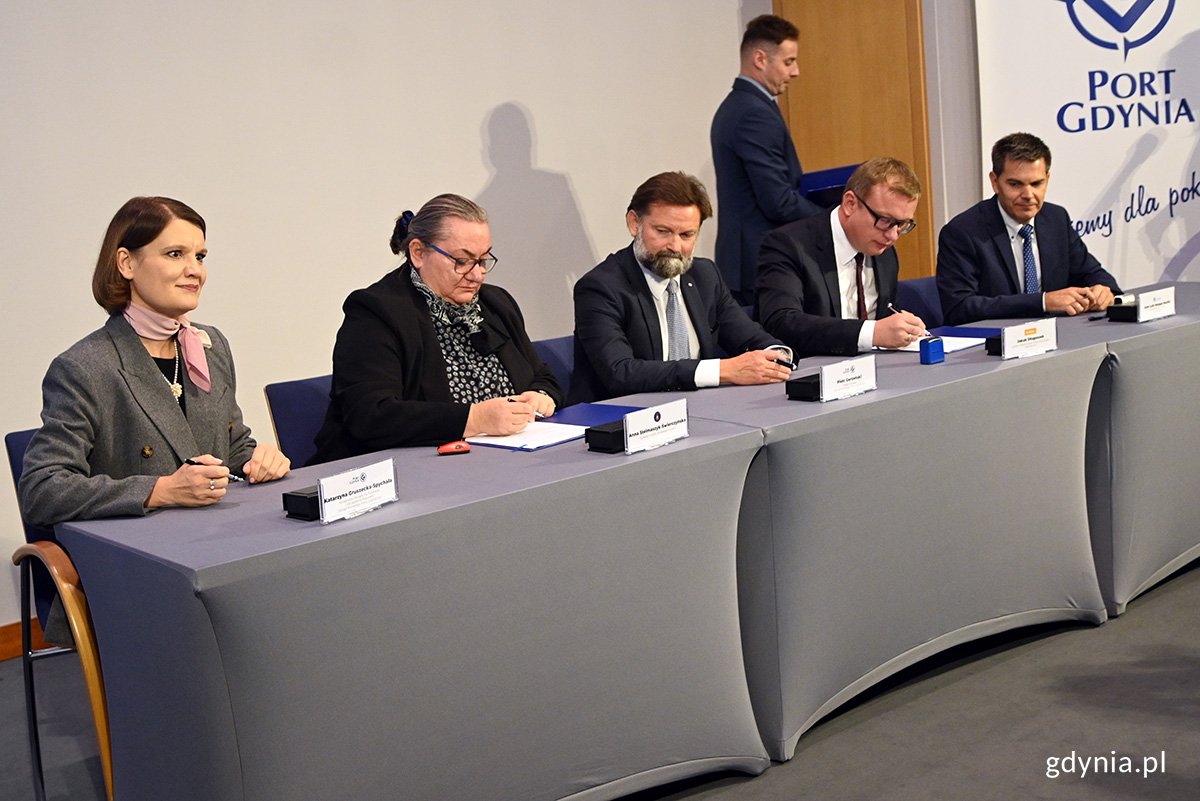 Moment podpisania umowy na budowę falochronu zewnętrznego (fot. M. Idczak)