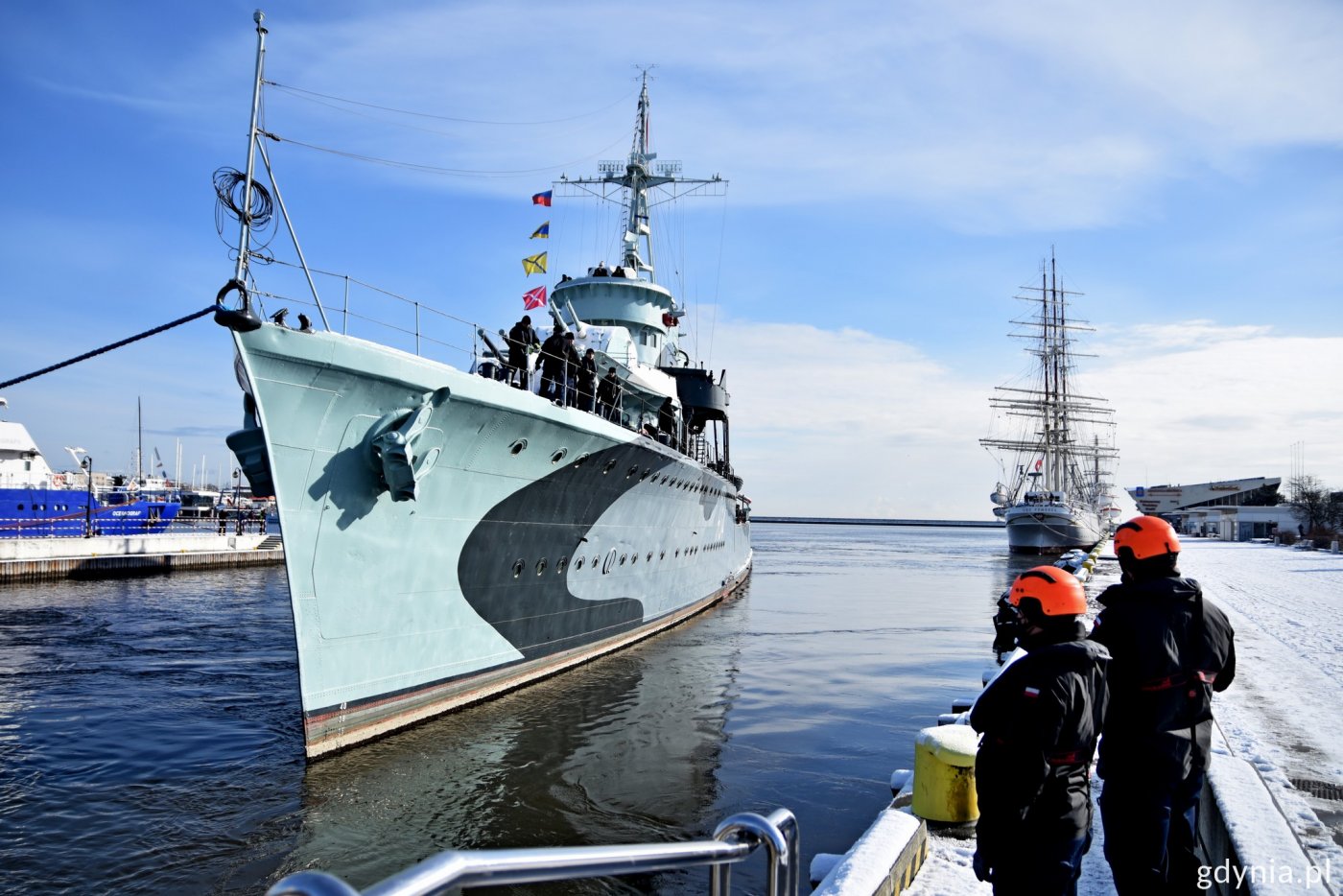 Po godzinie 9:00 ORP „Błyskawica” został odholowany ze swojego stałego miejsca, fot. Paweł Kukla