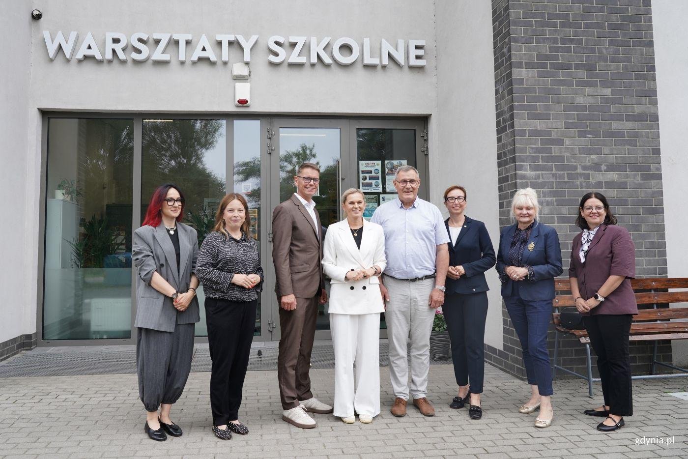 Na zdjęciu (od lewej) m.in.: zastępca dyrektora Powiatowego Urzędu Pracy w Gdyni Milena Miksa, wiceprezydentka Gdyni Oktawia Gorzeńska, dyrektor CKZiU nr 1 Rafał Miłosz, ministra edukacji Barbara Nowacka, wicekurator Jolanta Jankowska-Żmich, naczelnik Wydziału Edukacji Urzędu Miasta Gdyni Iwona Tanewska, zastępca naczelnika Wydziału Edukacji Urzędu Miasta Gdyni Maria Maślak (fot. Magdalena Starnawska)