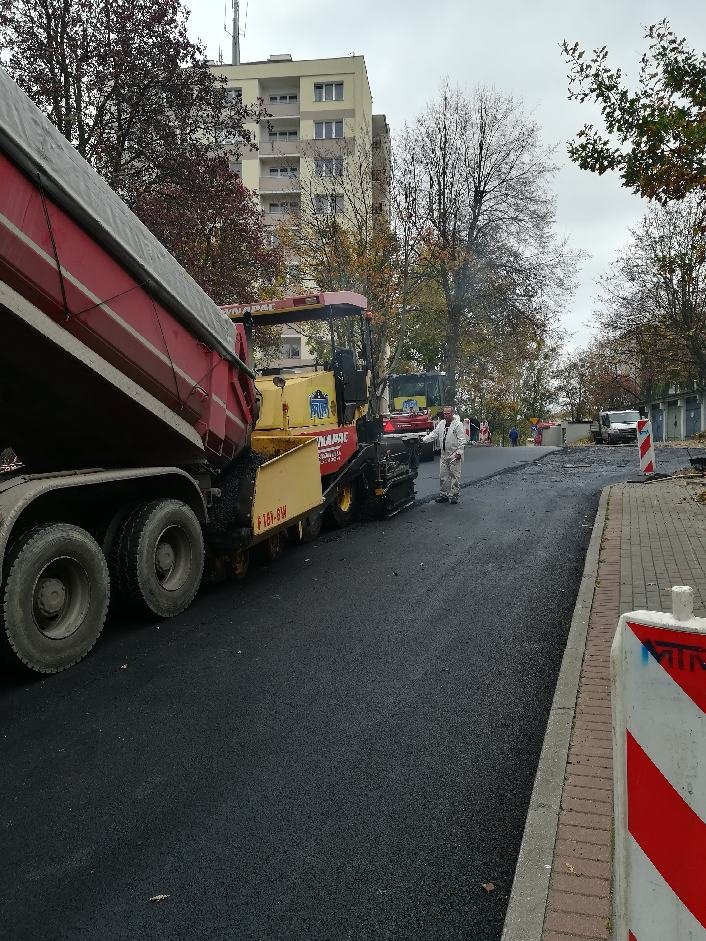 Układanie warstwy ścieralnej na ulicy Herberta