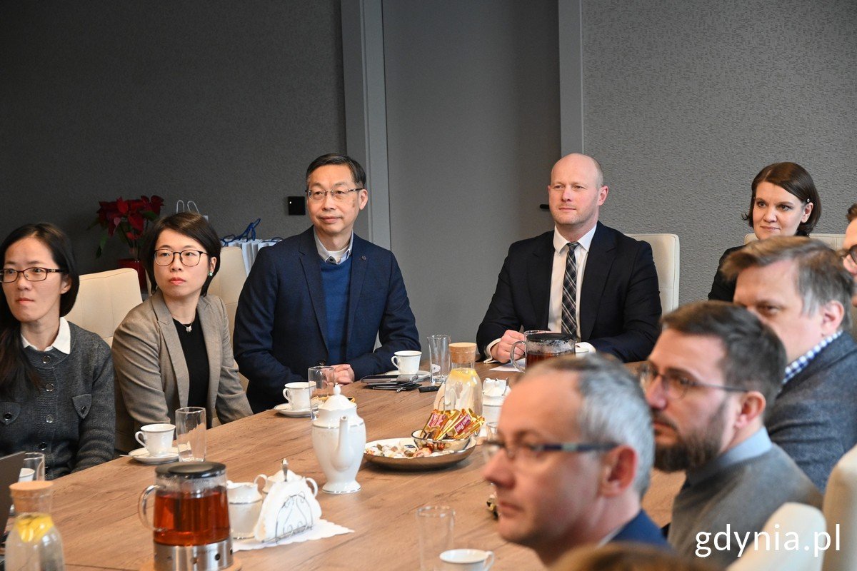 Na zdj. m.in. wiceprezydentka Gdyni Katarzyna Gruszecka-Spychała, wiceprezydent Gdyni Bartosz Bartoszewicz i  dyrektor firmy CHT Chunghwa Telecom – Jay Huang. Fot. Magdalena Śliżewska