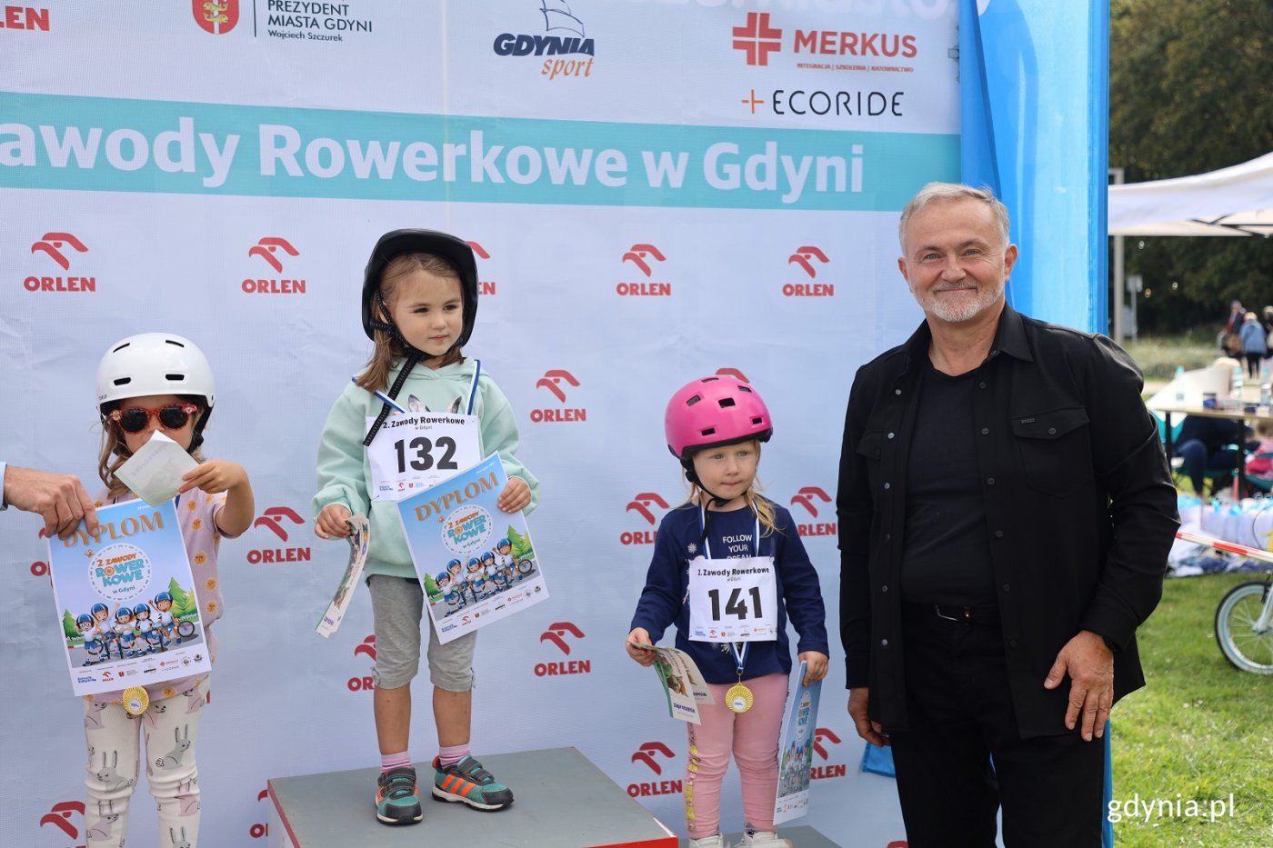 Prezydent Gdyni Wojciech Szczurek z uczestnikami Dziecięcych Zawodów Rowerkowych w Gdyni