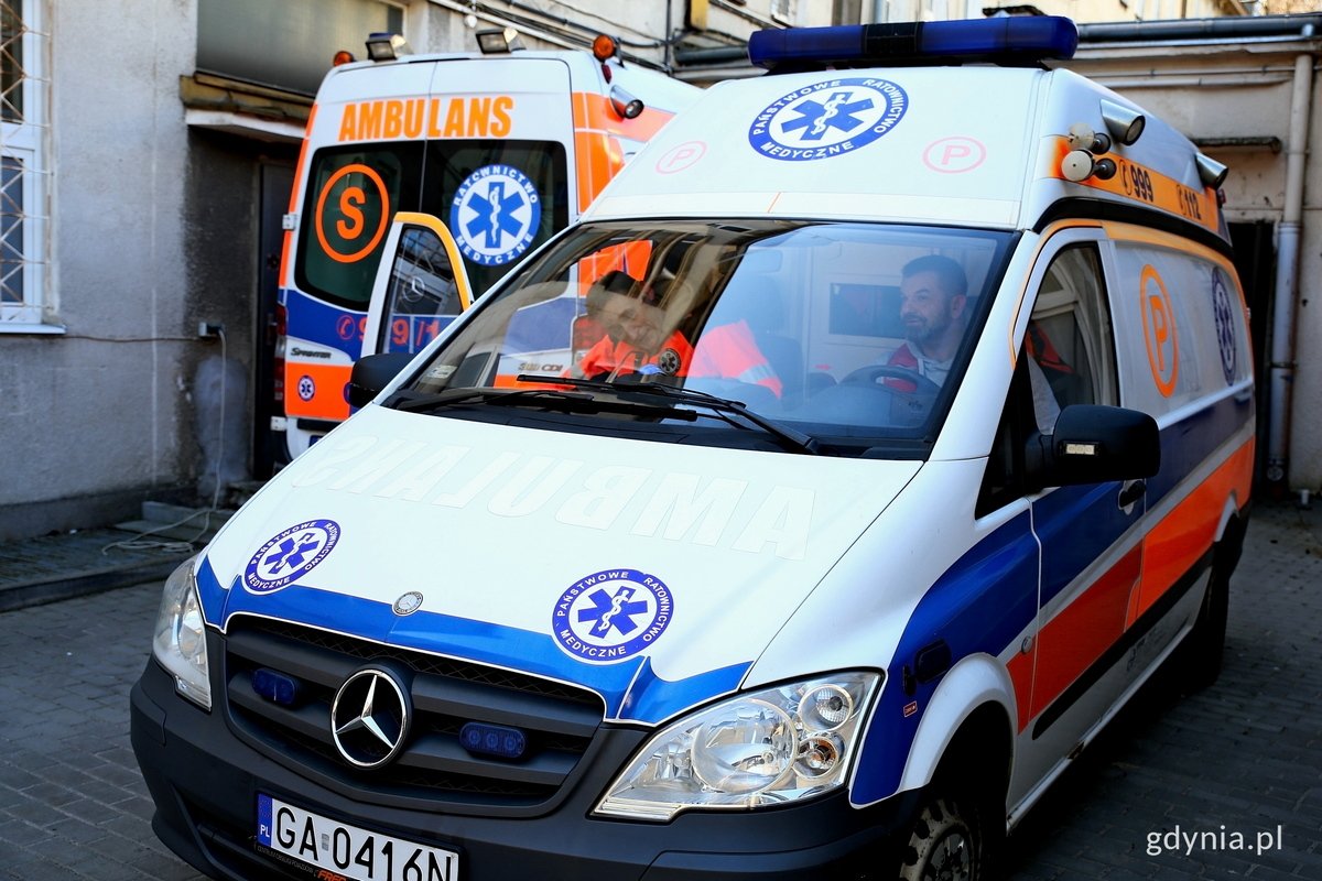 Sławomir Blachowski, kierownik ds. transportu i Krzysztof Czubieniak, ratownik medyczny ruszają do Medyki przekazać Ukraińcom gdyński ambulans. Fot. Przemysław Kozłowski