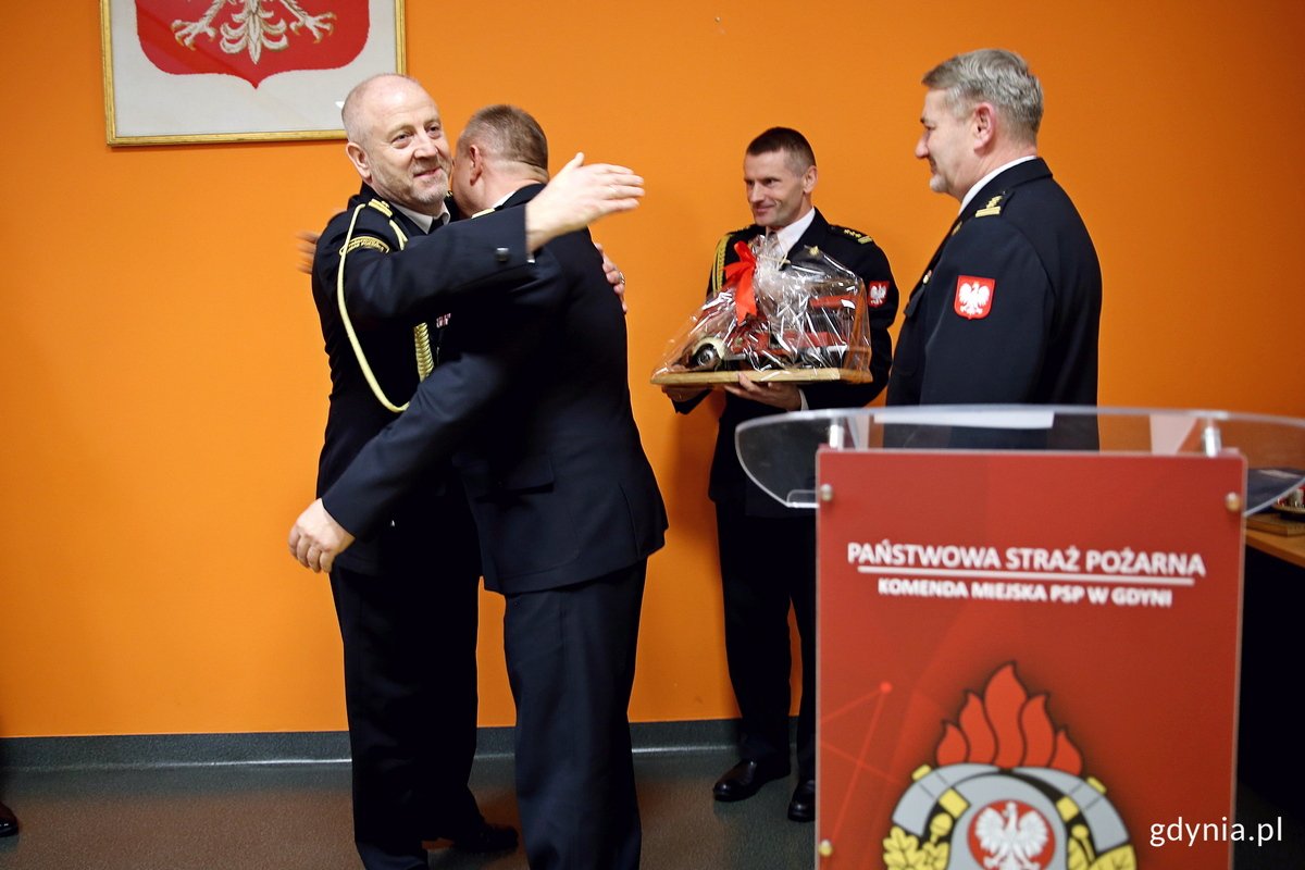 Pożegnanie kończącego służbę zastępcy komendanta miejskiego PSP w Gdyni st. bryg. Mirosław Mendyka. Fot. Przemysław Kozłowski