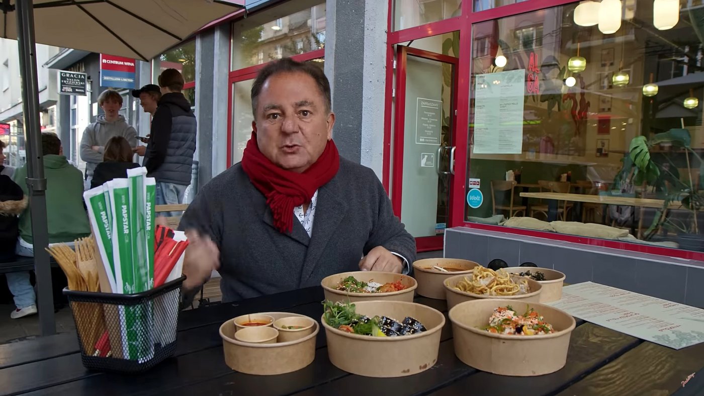 Robert Makłowicz w gdyńskiej restauracji Alga Street Food. Źródło: kadr z filmu