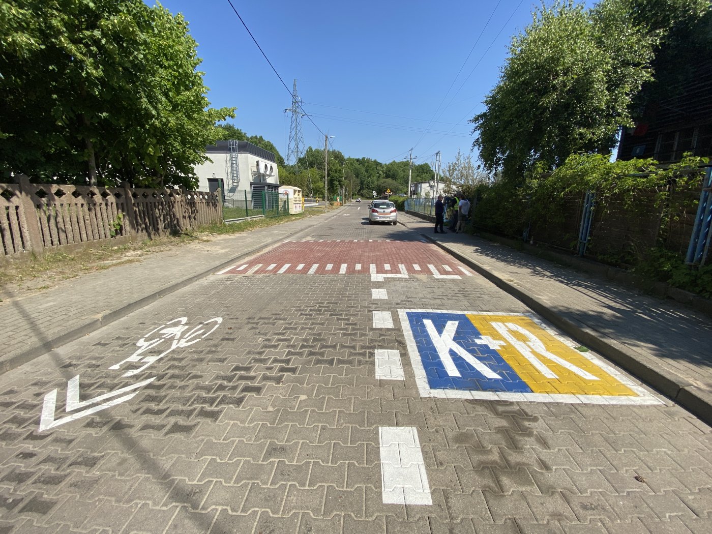 Niebiesko-żółty znak „Kiss and Ride”, próg zwalniający i droga rowerowa na ul. Halickiej // fot.ZDiZ