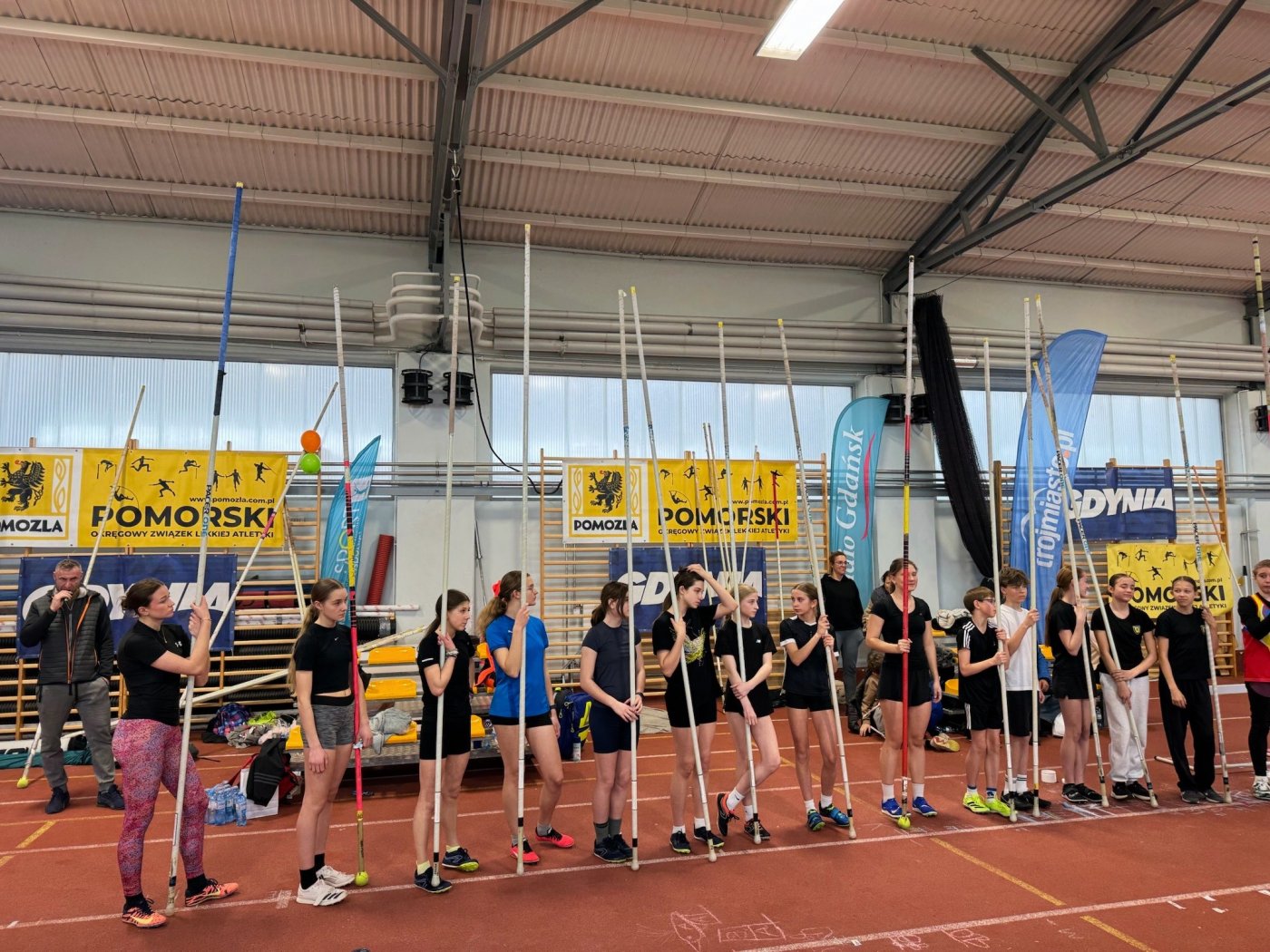 Zawodniczki z tyczkami przed startem w hali lekkoatletycznej Gdyńskiego Centrum Sportu (fot. mat. prasowe KL Gdynia)
