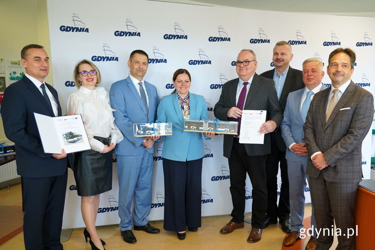 Od lewej: członek zarządu PKA Jacek Szemraj, radna Gdyni Agnieszka Tokarska, dyrektor sprzedaży krajowej Solaris Bus & Coach Sp. z o.o. Andrzej Sienkiewicz, prezydent Gdyni Aleksandra Kosiorek, prezes zarządu PKT Piotr Małolepszy, zastępca prezesa zarządu PKT Tomasz Labuda, przewodniczący Rady Nadzorczej PKA Tomasz Konewka, dyrektor ZKM w Gdyni Hubert Kołodziejski (fot. Jakub Winiewski)