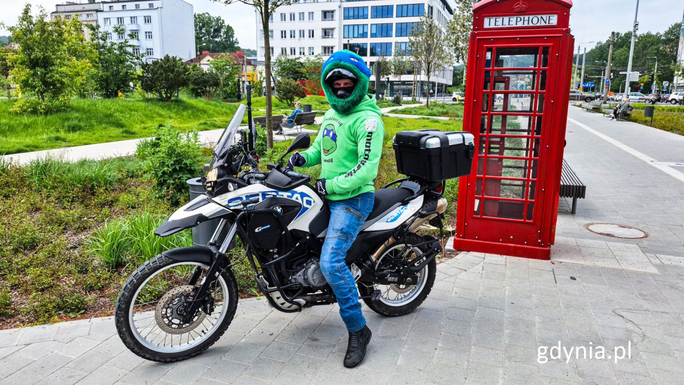 Mieszkaniec Gdyni pozytywnie promuje miasto i motocyklistów, fot. Michał Sałata