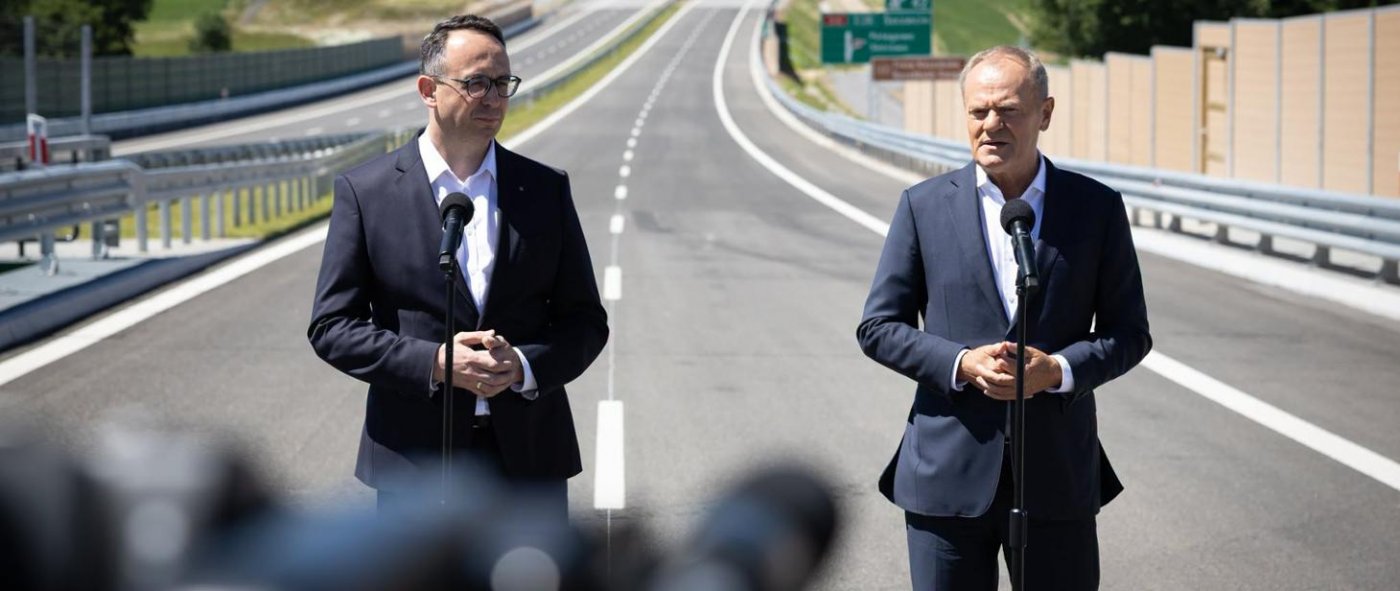 Dzięki inwestycji podróż między Gdańskiem a Szczecinem skróci się o około 1,5 godziny. Na zdjęciu widoczni premier Donald Tusk oraz Dariusz Klimczak, minister infrastruktury. (fot. Ministerstwo Infrastruktury)