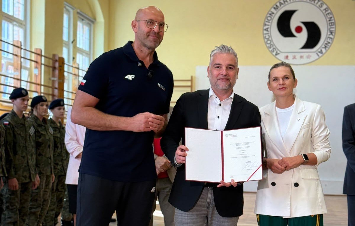Od lewej: minister sportu i turystyki Jakub Rutnicki, dyrektor GCS Paweł Brutel, ministra edukacji Barbara Nowacka (fot. gdyniasport.pl)