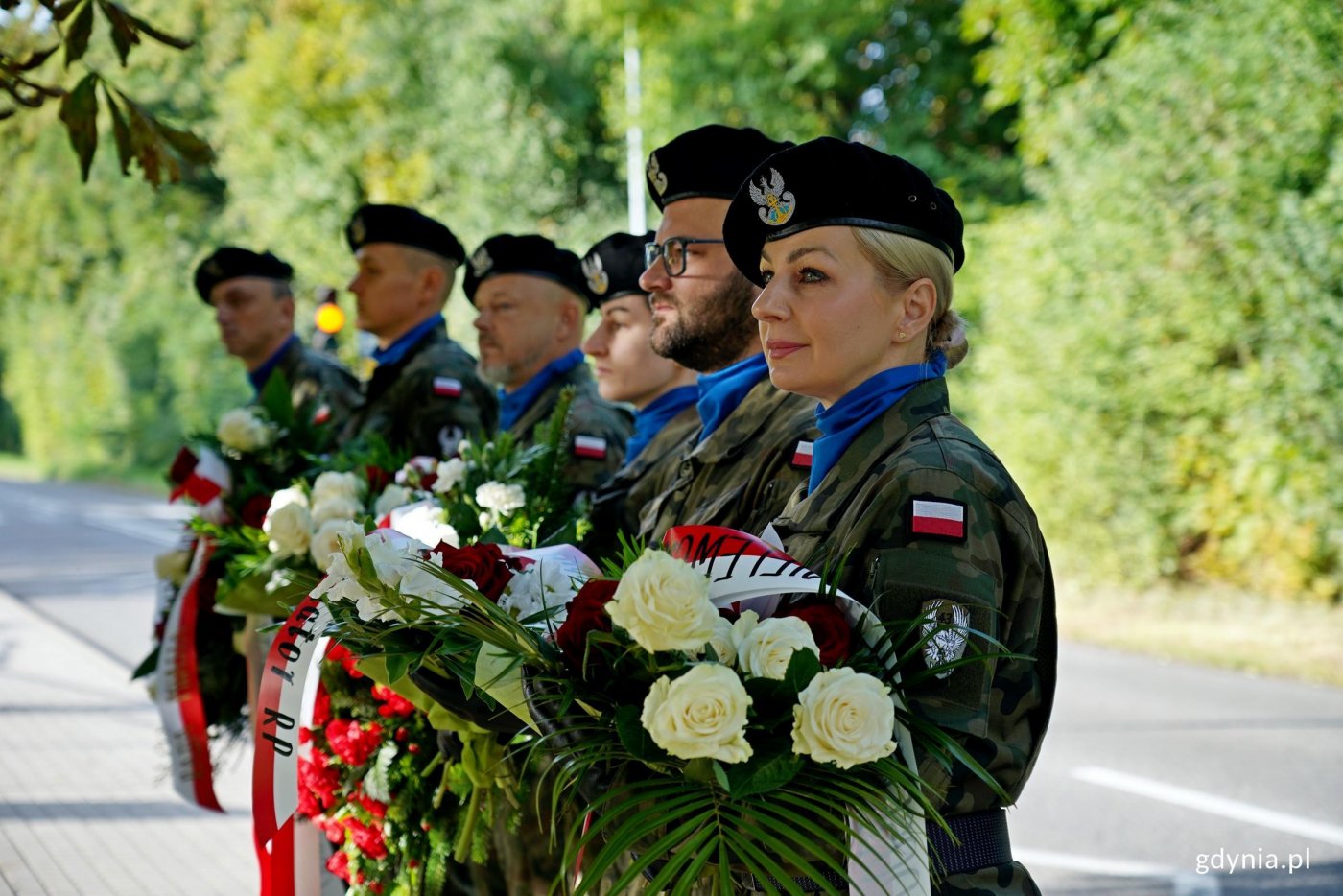 Żołnierze z wieńcami i wiązankami kwiatów w rękach podczas uroczystości z okazji 87. rocznicy zakończenia walk w obronie Kępy Oksywskiej (fot. Magdalena Czernek)