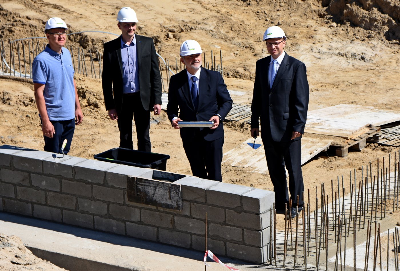 Prezydent Gdyni, Wojciech Szczurek z symboliczną tubą, którą wmurowano w fundamenty powstającego komisariatu, fot. Kamil Złoch