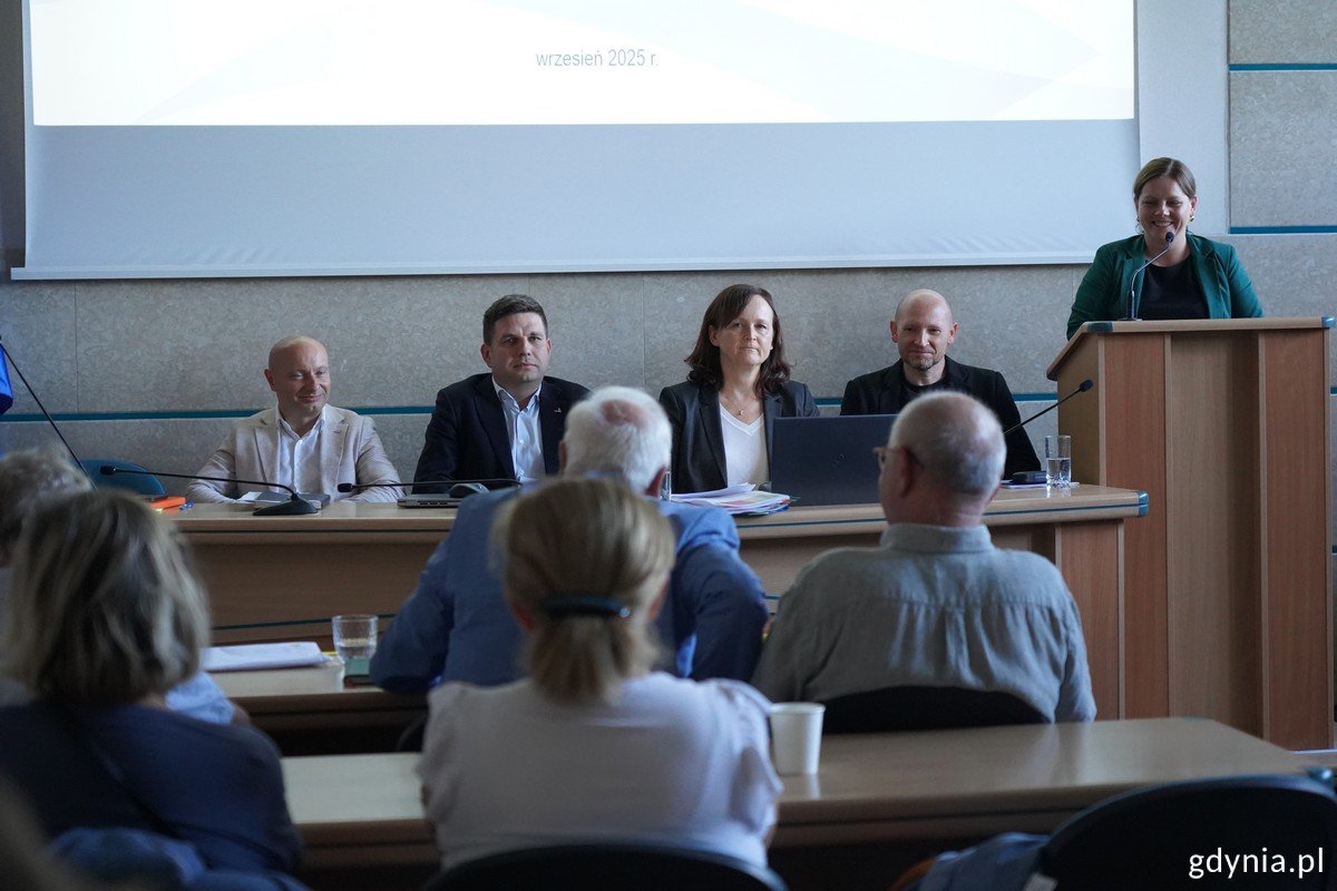 Od prawej: prezydent Aleksandra Kosiorek, kierownik I zespołu urbanistycznego Arkadiusz Zieniuk, dyrektor Biura Planowania Przestrzennego Miasta Gdyni Iwona Markešić, wiceprezydent Maciej Zielonka i dyrektor zarządzający ds. inwestycji Tomasz Gałązka (fot. Magda Śliżewska)
