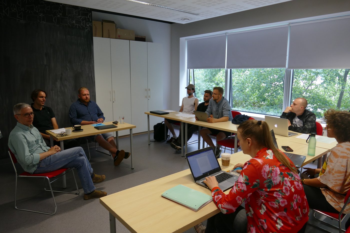 Od lewej: Sławomir Pultyn – operator, fotograf i reżyser, wykładowca w gdyńskiej filmówce, Filip Marczewski – reżyser i scenarzysta, wykładowca Szkoły Wajdy i Gdyńskiej Szkoły Filmowej, Jan Majle – copywriter, autor wielu kampanii reklamowych, odpowiedzialny za kreację komunikacji czołowych marek obecnych na polskim rynku oraz finaliści konkursu 
