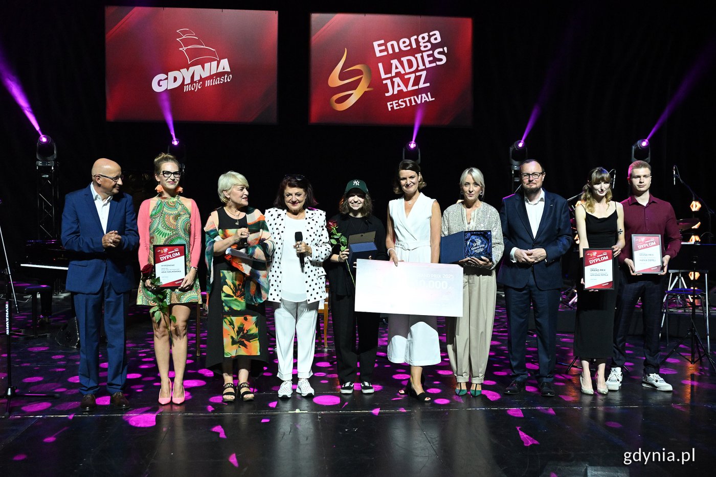 Na scenie laureatki: Hania Derej i Asia Czajkowska w towarzystwie m.in. Mariusza Bzdęgi, dyrektora zarządzającego ds. kultury i aktywności mieszkańców, Katarzyny Gruszeckiej-Spychały, wiceprezeski Portu Gdynia, Piotra Łyszkiewicza, dyrektora Energa Ladies' Jazz Festivalu, Magdaleny Marszałkowskiej, dyrektora marketingu Energa SA, Urszuli Dudziak i Krystyny Stańko (fot. Michał Puszczewicz)
