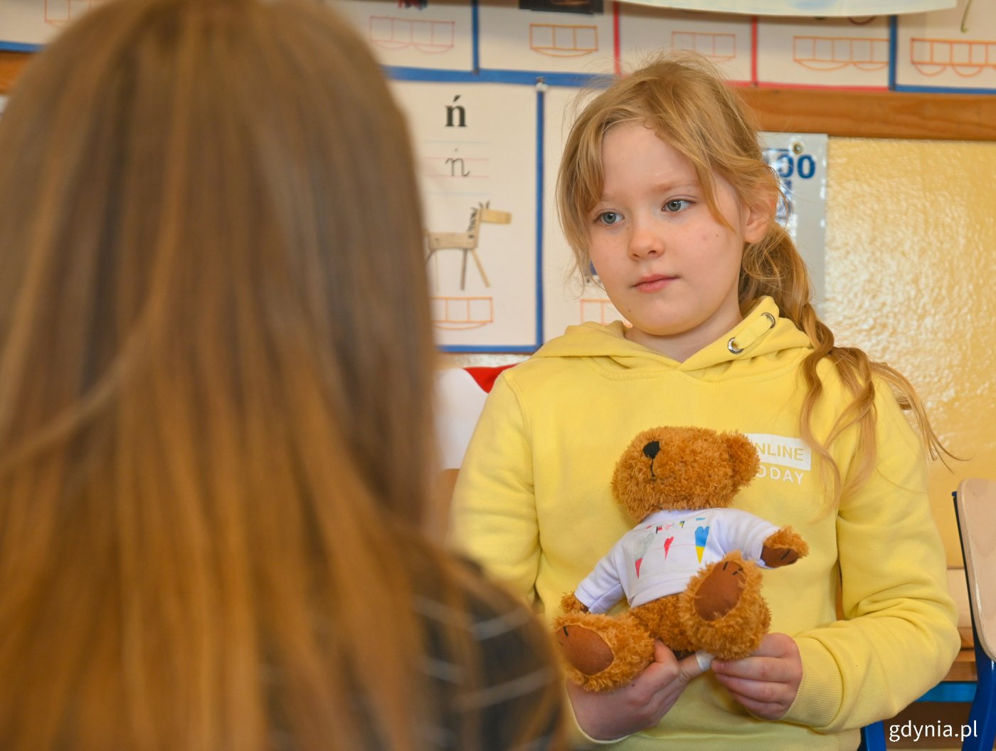 Dzieci z SP18, z klasy 2b, przygotowywały paczki dla swoich ukraińskich rówieśników. Przez cały poniedziałek rysowały, a dorośli ich rysunki przedrukowywali na m.in. kubki czy misie // fot. Marcin Mielewski