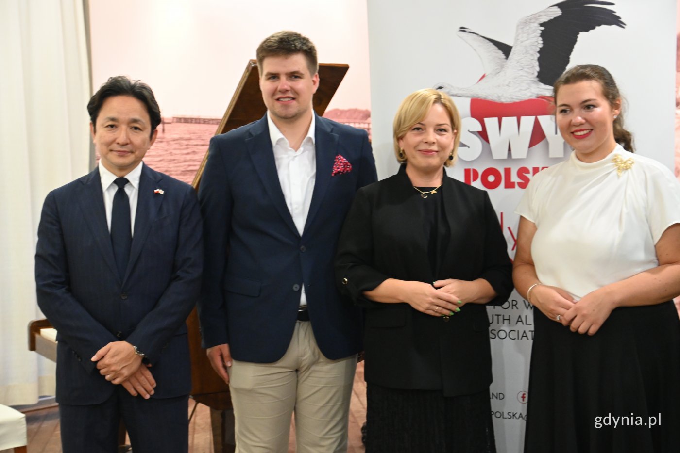Na zdjęciu od lewej: Daisuke Yamashita – dyrektor Wydziału Informacji i Kultury Ambasady Japonii w Polsce, Mateusz Chmieliński ze stowarzyszenia Ship for World Youth Polska, wiceprezydent Gdyni Oktawia Gorzeńska i Maria Grzybowska ze stowarzyszenia Ship for World Youth Polska// fot. Karolina Szypelt