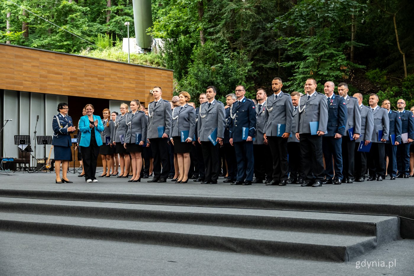 Łącznie 20 policjantek i policjantów z gdyńskiego garnizonu otrzymało w tym roku Nagrody Prezydent Miasta Gdyni. W Operze Leśnej wręczyła je prezydent Aleksandra Kosiorek (fot. Kamil Złoch)