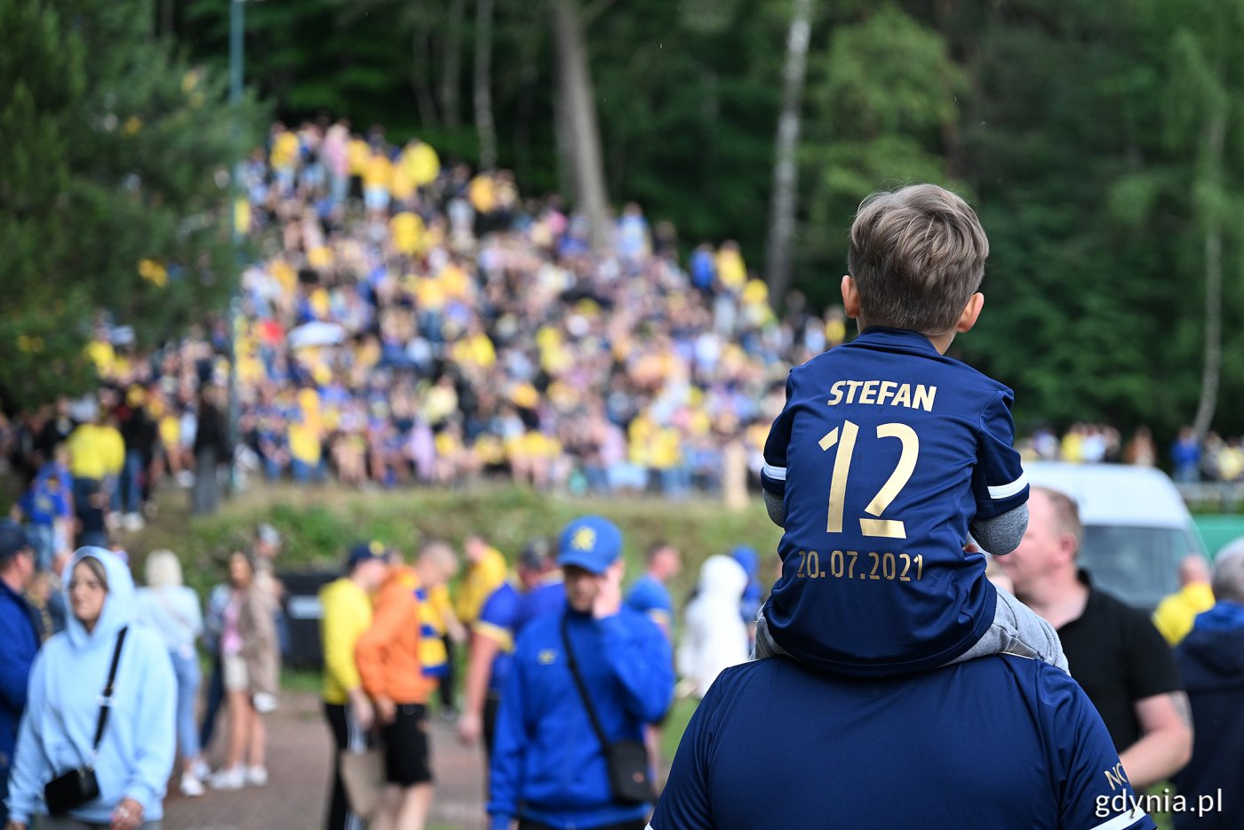 Kibice Arki – bez względu na wiek – spotkali się po raz kolejny na dawnej trybunie przy ul. Ejsmonda, gdzie zaprezentował się pierwszy zespół Arki Gdynia (fot. Michał Puszczewicz)