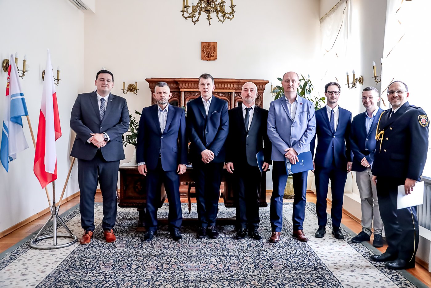 Oficjalne powitanie nowych pracowników Straży Miejskiej. Na zdj. m.in. sekretarz Gdyni i dyrektor UMG  Łukasz Kobus, komendant SM Andrzej Bień oraz nowi strażnicy (fot. Agnieszka Modelska) 
