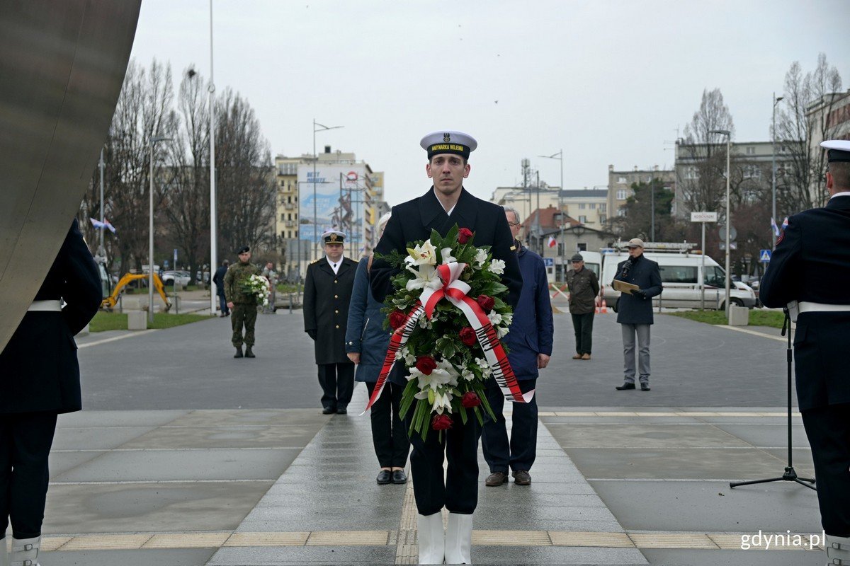 Dla upamiętnienia 79. rocznicy zakończenia walk o Gdynię złożono wieńce i wiązanki kwiatów przed pomnikiem Polski Morskiej (fot. Dominika Sobiech)