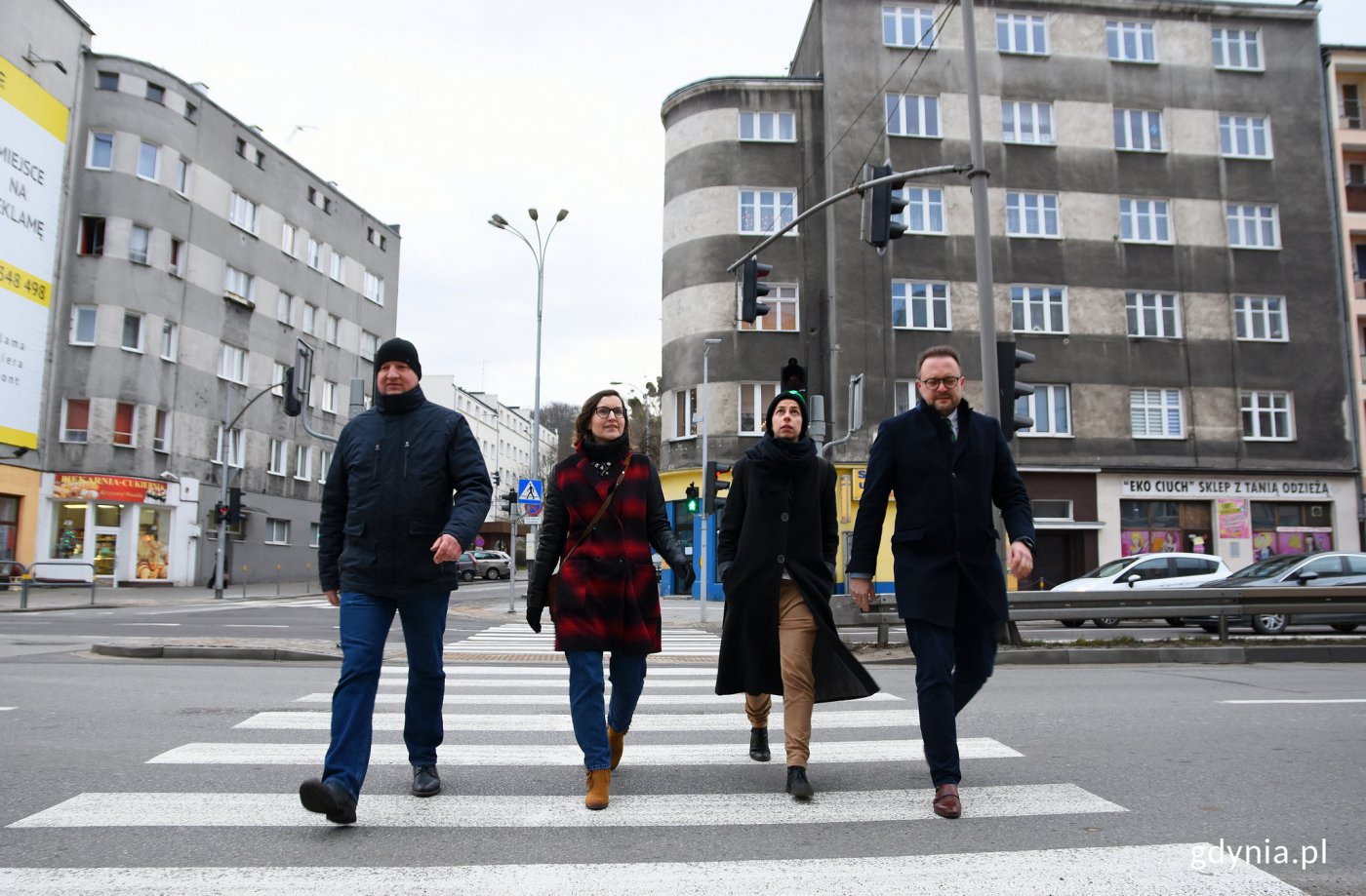 Przy Śląskiej już działa nowe przejście dla pieszych. Na zdj. od prawej Marek Łucyk - wiceprezydent Gdyni ds. rozwoju, Barbara Marchwicka - pełnomocnik prezydenta Gdyni ds. przestrzeni publicznych, Katarzyna Anielska z Rady Dzielnicy Działki Leśne i inż. Tomasz Delekta z ZDiZ // fot. Kamil Złoch