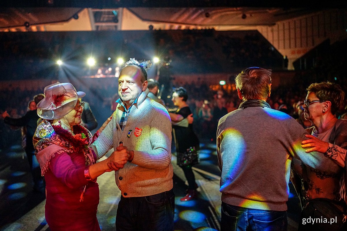 Seniorzy bawili się do przebojów z lat 20. i 30. Fot. Mirosław Pieślak