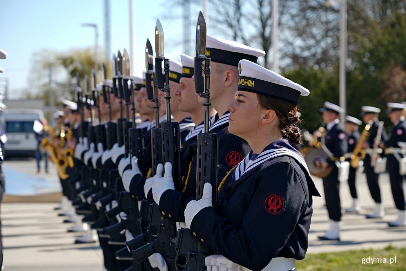 Zdjęcie archiwalne. Marynarze z Kompanii Reprezentacyjnej Marynarki Wojennej podczas uroczystości z okazji 80. rocznicy zakończenia walk o Gdynię (fot. Magdalena Czernek)