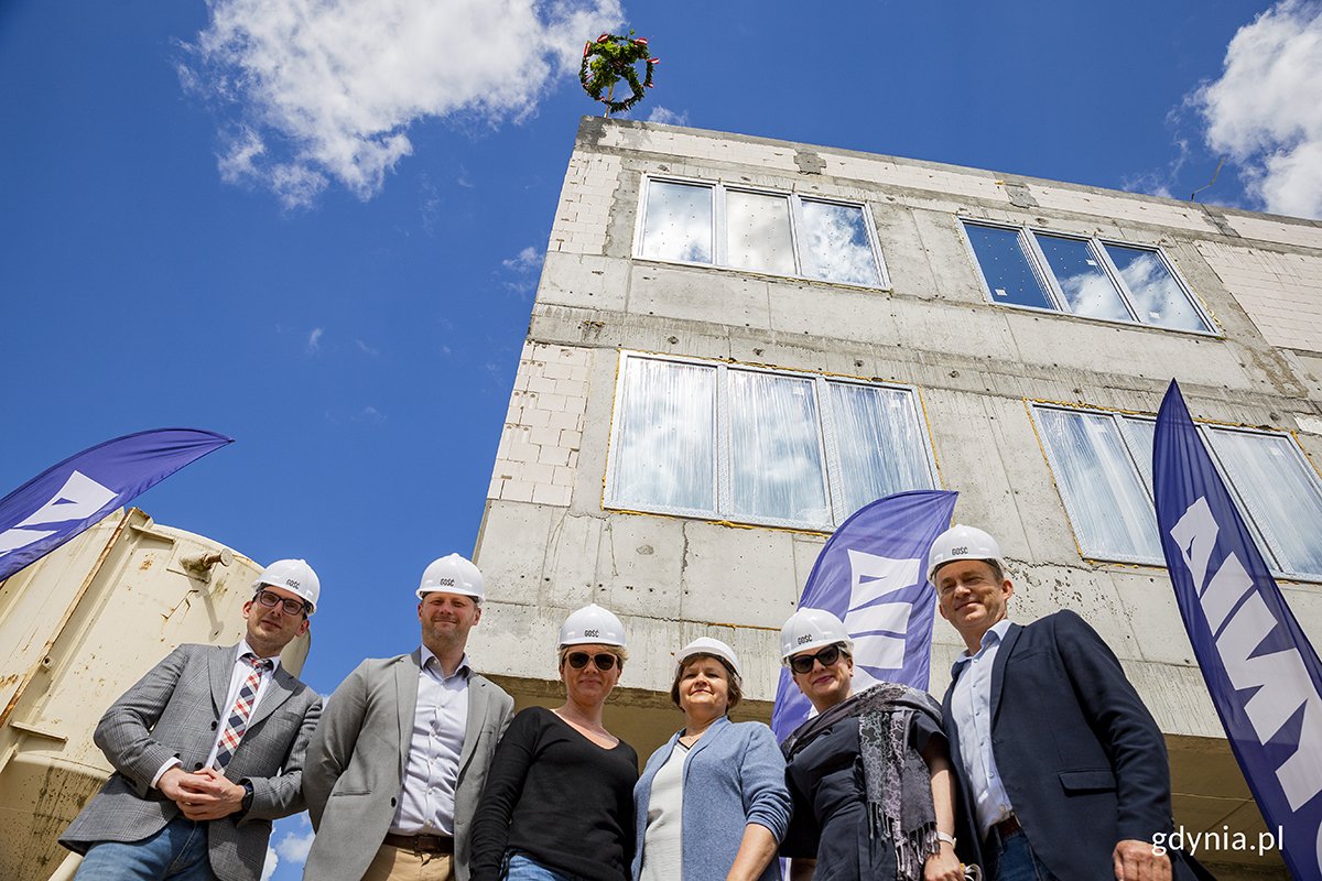 Kolejna szkoła na Chwarznie-Wiczlinie doczekała się uroczystego zawieszenia wiechy. Tym razem chodzi o nowe skrzydło ZSO nr 8 tzw. „białej szkoły” przy ul. Wiczlińskiej 50A // fot. Przemysław Kozłowski