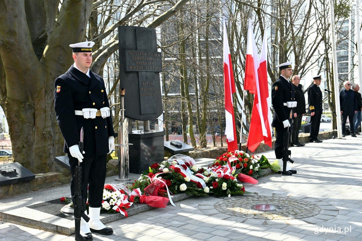 Zdjęcie archiwalne. Posterunek honorowy przy pomniku Ofiar Katynia na Cmentarzu Obrońców Wybrzeża w Redłowie (fot. Magdalena Czernek)