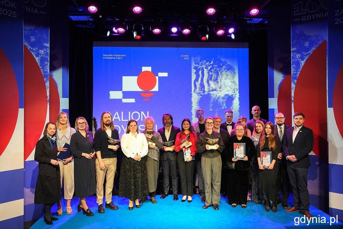 Na scenie nominowani oraz laureaci tegorocznych Galionów Gdyńskich w towarzystwie prezydent Gdyni Aleksandry Kosiorek, dyrektora zarządzającego ds. kultury i aktywności mieszkańców Mariusza Bzdęgi, radnych miasta: Dominika Aziewicza, Larysy Kramin i Agnieszki Tokarskiej (fot. Mirosław Pieślak)