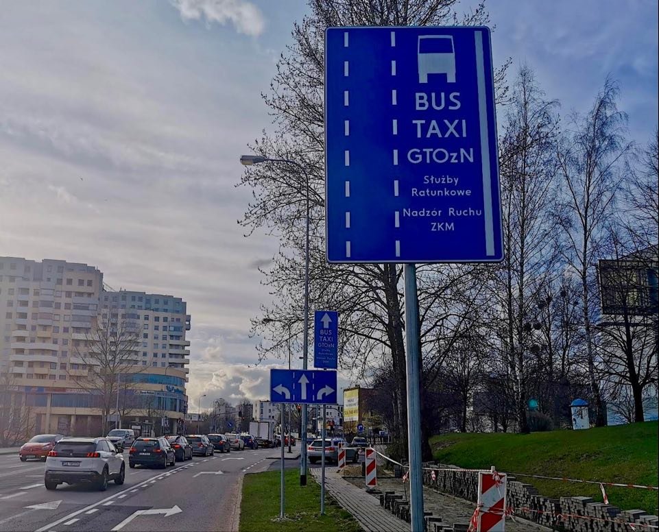 Znak pionowy informujący o buspasie na ul. Małokackiej // fot. #dzielnicewGdyni