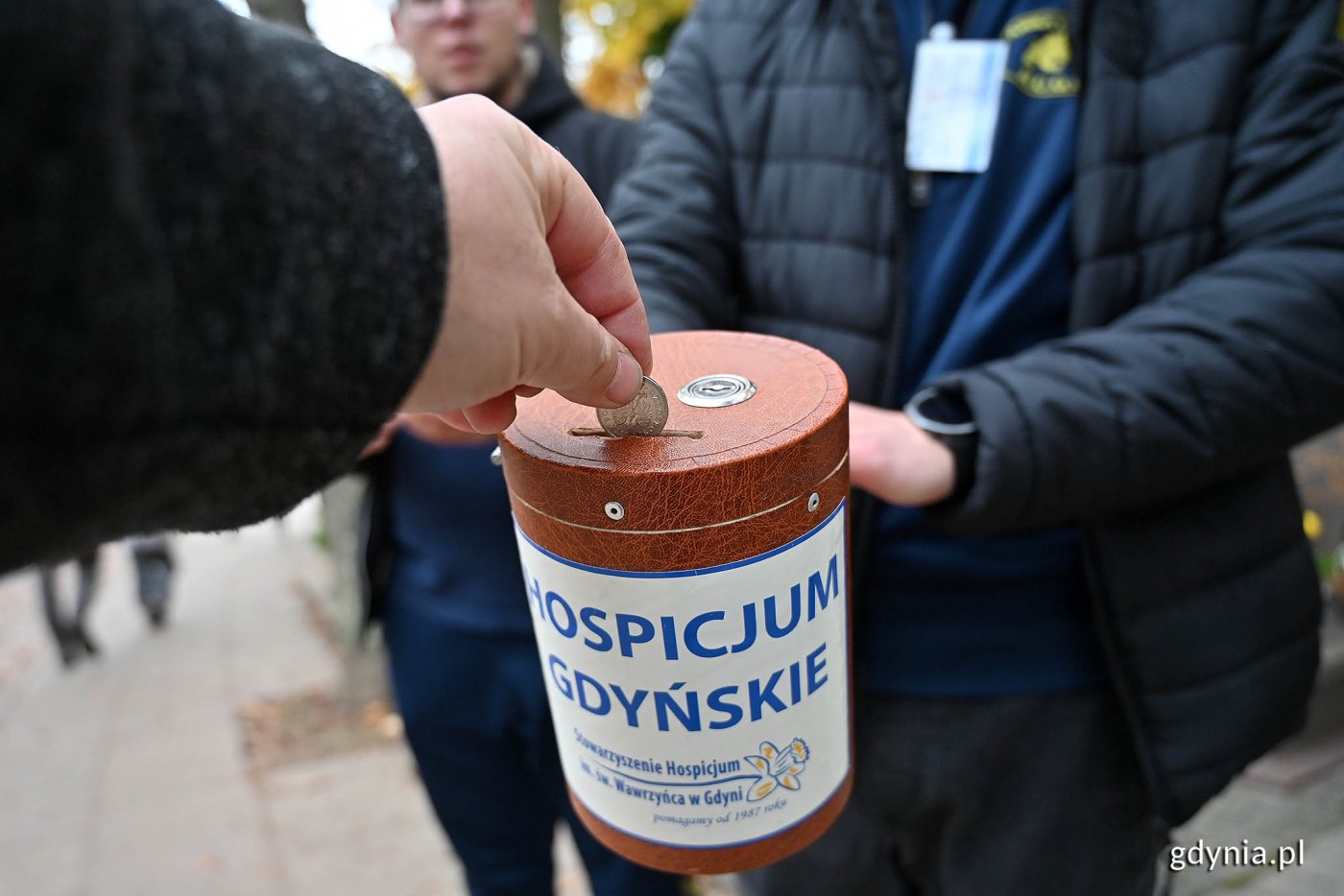 Puszka, do której darczyńca wrzuca datek podczas kwesty // fot. Michał Puszczewicz