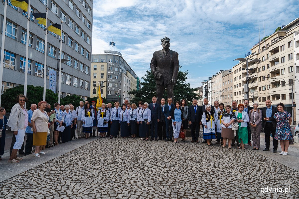 Program Uroczystości Abrahamowych w setną rocznicę śmierci Króla Kaszubów obejmował złożenie kwiatów pod pomnikiem Antoniego Abrahama na placu Kaszubskim w Gdyni w 100. rocznicę jego śmierci, czyli w piątek, 23 czerwca. Fot. Mateusz Dietrich.