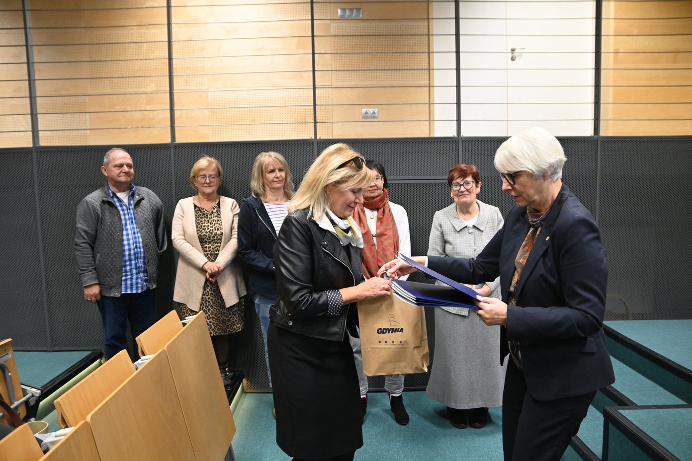 Joanna Zielińska - przewodnicząca Rady Miasta Gdyni wręcza listy gratulacyjne i upominki ławnikom kończącym kadencję // fot. Zygmunt Gołąb