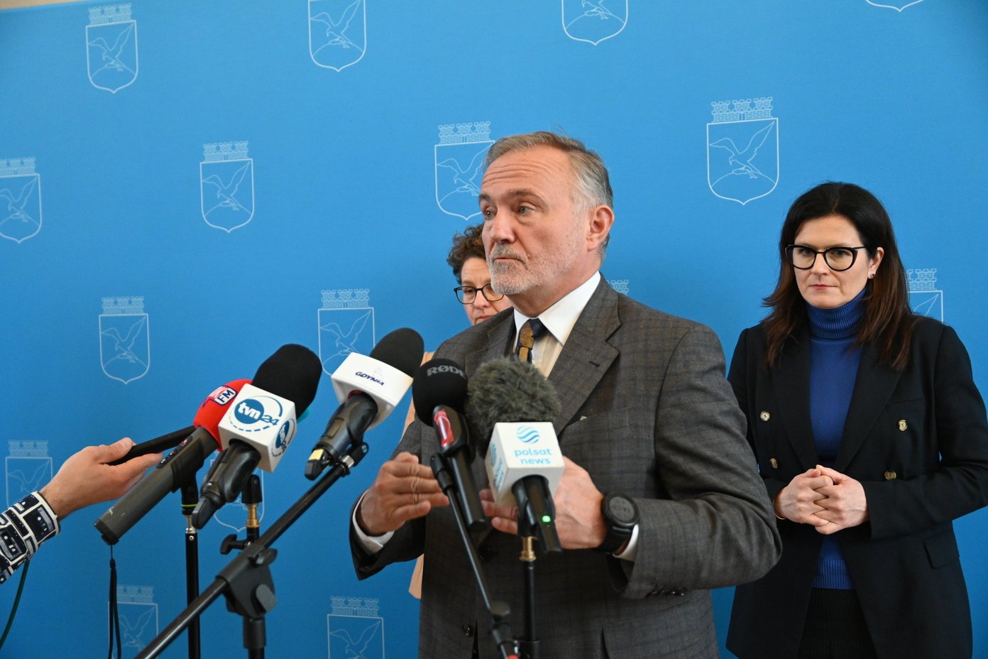 Pomorscy samorządowcy odnieśli się do ustaleń NIK dotyczacych dewastacji finansów samorządowych. Na zdj. od lewej: p.o. prezydenta Sopotu, Magdalena Czarzyńska-Jachim, prezydent Gdyni Wojciech Szczurek, prezydentka Gdańska Aleksandra Dulkiewicz. Fot. Zygmunt Gołąb 