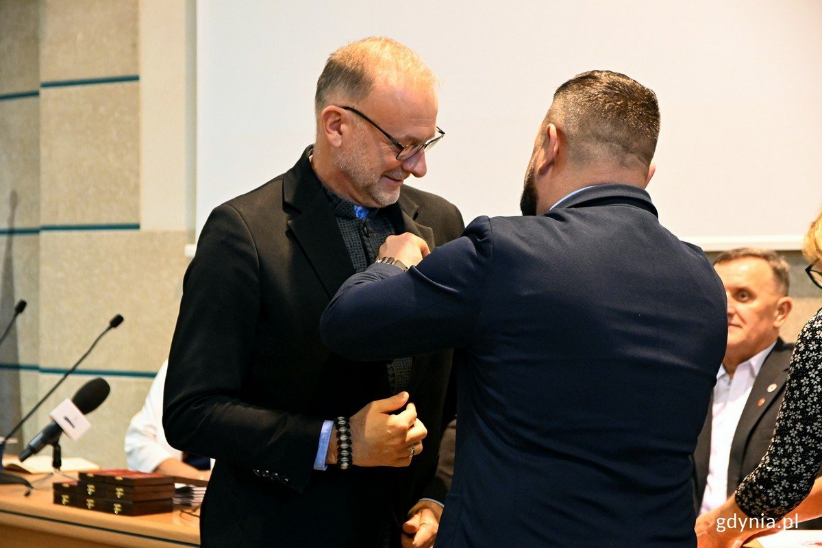 Wiceprezydent Gdyni otrzymał srebrną odznakę honorową „Zasłużony Honorowy Dawca Krwi II stopnia” // fot. Dominika Sobiech