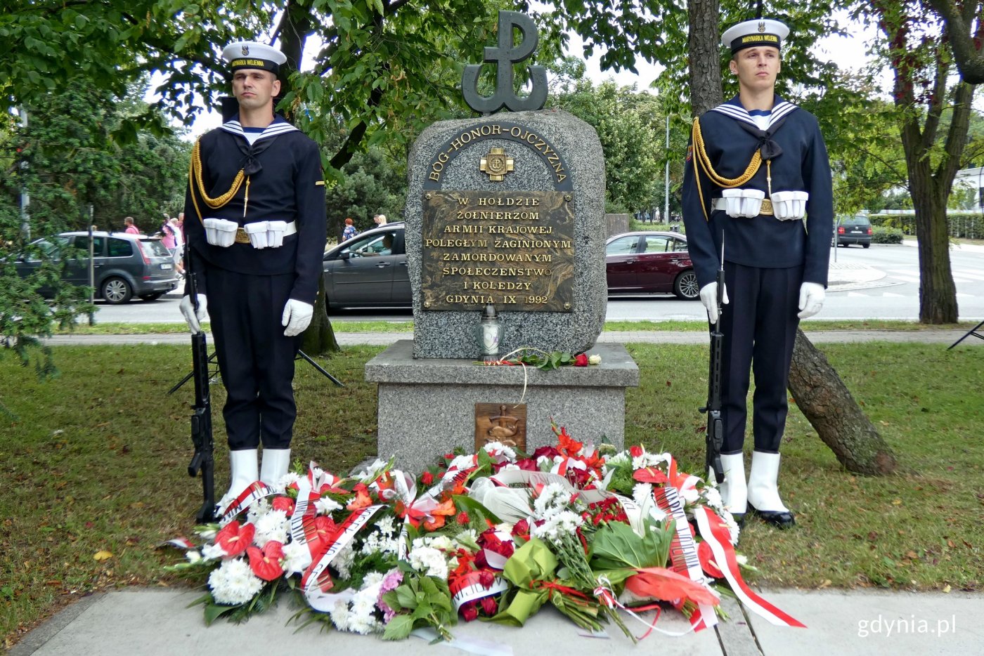 Posterunek honorowy przy pomniku Armii Krajowej na skwerze Kościuszki podczas uroczystości z okazji 77. rocznicy wybuchu powstania warszawskiego // fot. Magdalena Czernek