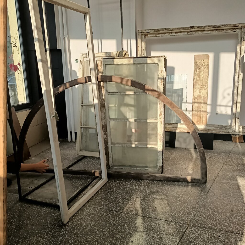 Fragment wystawy „Okna i drzwi: od•nowa” podczas otwarcia, fot. Referat Miejskiego Konserwatora Zabytków