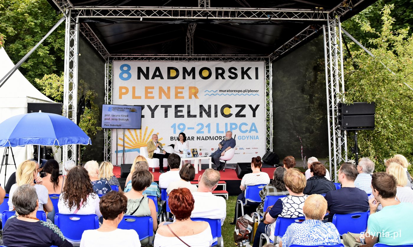 Scena plenerowa Nadmorskiego Pleneru Czytelniczego, spotkanie z profesorem Bralczykiem i profesor Kriwil, fot. Kamil Złoch