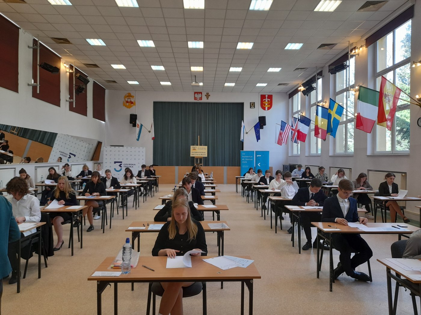 Absolwenci III LO im. Marynarki Wojennej RP w Gdyni poznali już wyniki swojej matury międzynarodowej // fot. III LO w Gdyni