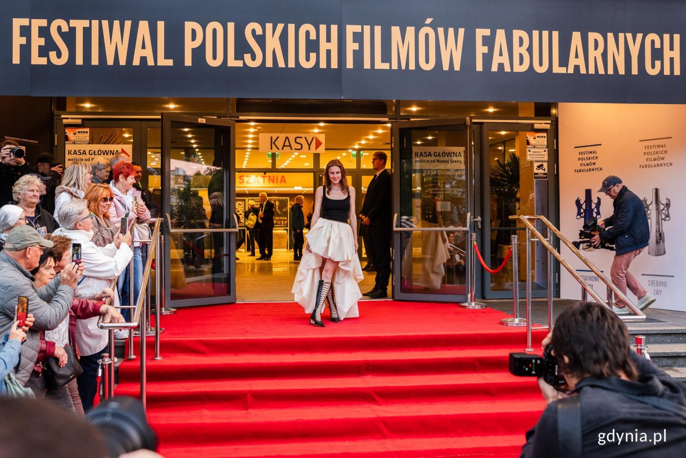Czerwony dywan to nieodłączny element gali otwarcia i zamknięcia Festiwalu Polskich Filmów Fabularnych (fot. Karol Stańczak)