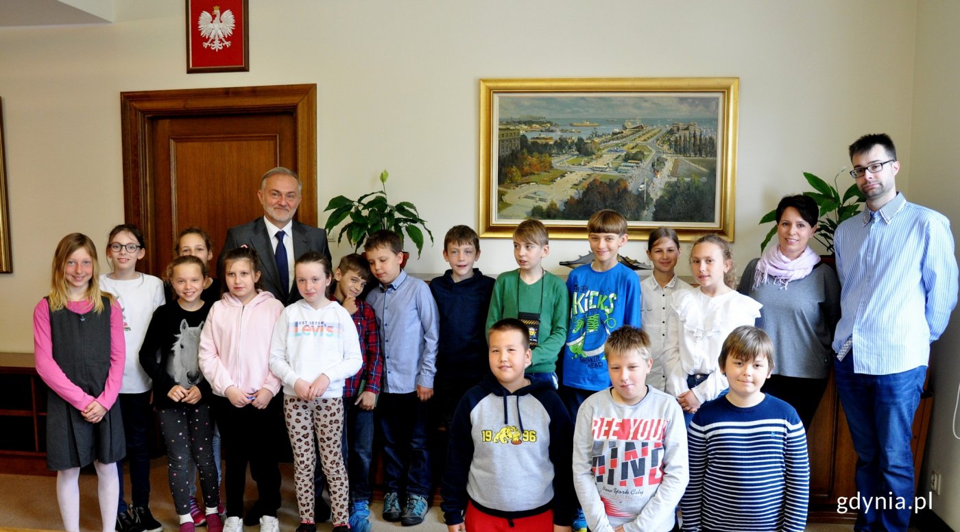 Uczniowe klasy czwartej Szkoły Podstawowej nr 21 w Gdyni Śródmieście z wizytą u prezydenta Gdyni Wojciecha Szczurka // fot. Marcin Mielewski