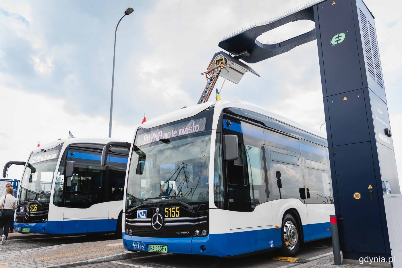 Nowoczesne elektrobusy Mercedes-Benz zostały zaprezentowane przed Muzeum Emigracji, a od środy ruszają na trasy, fot. Kamil Złoch