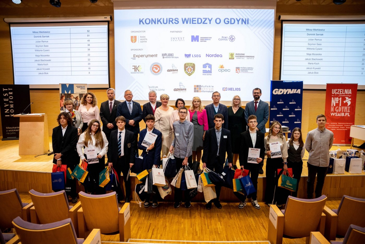 Finaliści i laureaci Konkursu Wiedzy o Gdyni w kategorii szkół ponadpodstawowych /  fot. Uniwersytet WSB Merito Gdynia