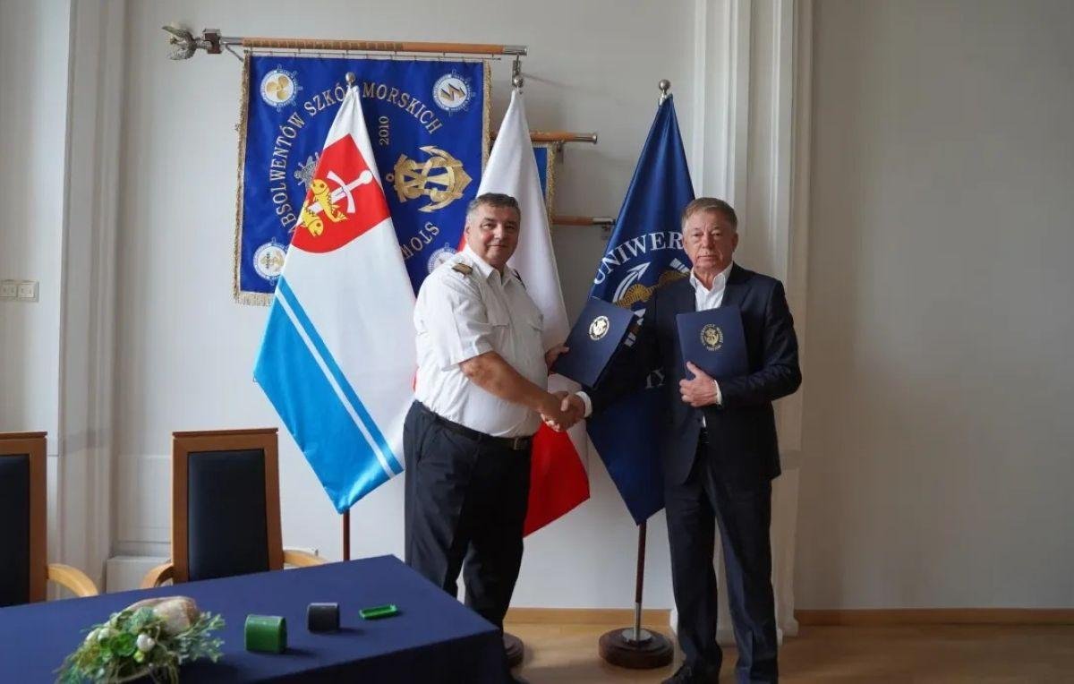 Umowę na budowę centrum informatycznego UMG podpisali rektor uniwersytetu prof. Adam Weintrit (na zdjęciu z lewej) oraz prezes spółki ZAB-BUD Andrzej Zaboklicki (fot. materiały prasowe Uniwersytetu Morskiego)