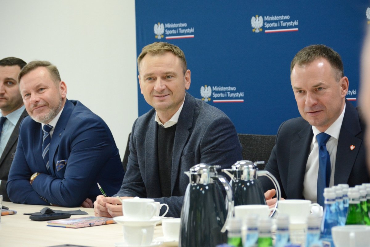 Od lewej: Rafał Szmytke – prezes Polskiej Organizacji Turystycznej, Sławomir Nitras – minister sportu i turystyki oraz Piotr Borys – sekretarz stanu w Ministerstwie Sportu i Turystyki podczas spotkania z samorządowcami i parlamentarzystami // fot. MSiT 